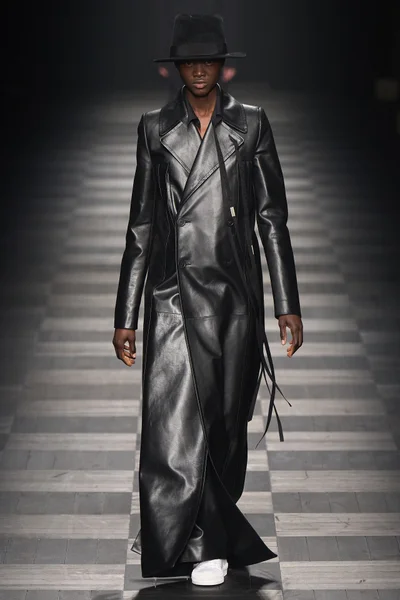 Look 16